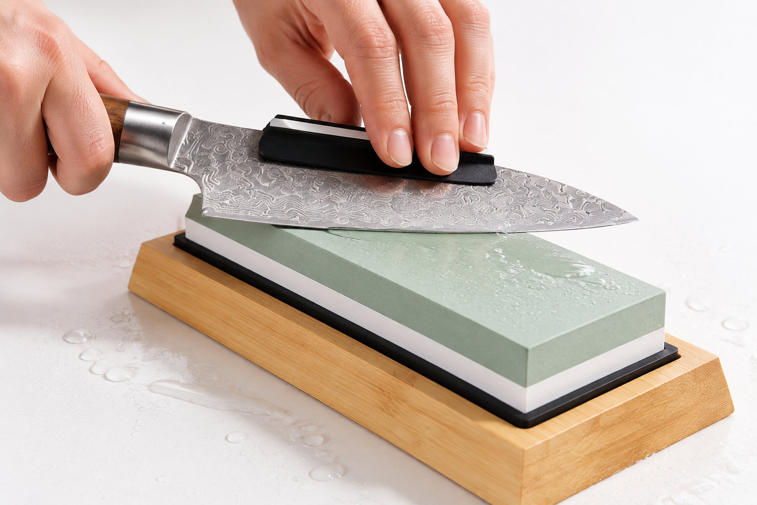 Kit complet de pierres à eau avec guide d'angle pour l'entretien d'un couteau Santoku.